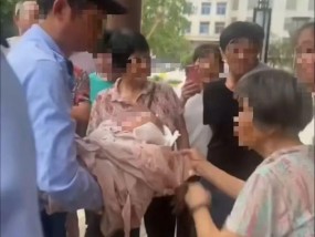 广东一公园发现弃婴