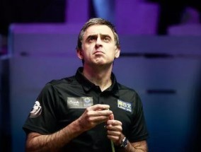 罗尼·奥沙利文（Ronnie O'Sullivan）在退出比赛前将球杆摔在桌子上，他看到了红色