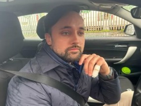 在阿斯达外面被刺的英雄讲述了他如何击退“横冲直撞的兰博刀袭击者”