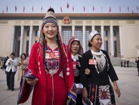 中国的年度政治会议上，身着部落服饰的少数民族代表传达了一个信息