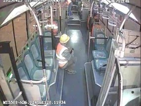 青岛一建筑工人乘公交怕弄脏座位坐地面，女司机暖心劝落座：满身泥土也是光耀的工作