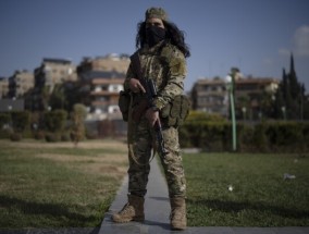 美联社图片：前叙利亚叛军现为士兵的肖像
