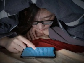 躺着玩手机真有意思，我“瞎”之前最喜欢了