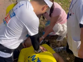 湖北江陵一男子跑马拉松心脏骤停，身后200米跑友是救援队员！30秒抵达成功施救