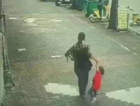 女子街边强行拖拽小孩被家长追回，警方：涉事女子被刑拘