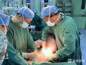 四个月未解大便，男子腹中掏出2米“巨蟒”结肠