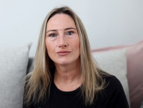 在孩子们面前殴打两名妇女的暴徒在入狱几周后被释放