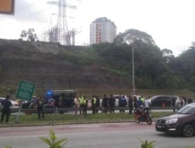 马来西亚发生恐怖命案！一华裔女子被人从货车扔到大马路上，已死亡