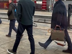 威廉王子在前往王室访问的火车上做出了一个出人意料的举动，让乘客们大吃一惊