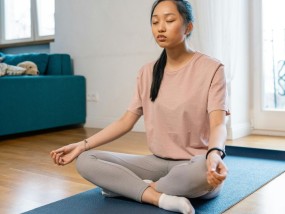 为更好的睡眠和焦虑，一个基于4-7-8呼吸技术的科学