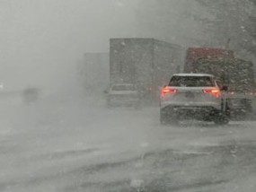 I-84号州际公路发生大规模撞车事故，SUV起火，造成100辆车连环相撞，多人受伤