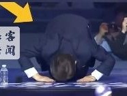 韩国总统候选人李在明穿防弹衣演讲，向观众跪地磕头