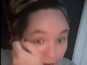 妈妈在使用亚马逊的接发器后，头发“脱落”了，她哭着离开了