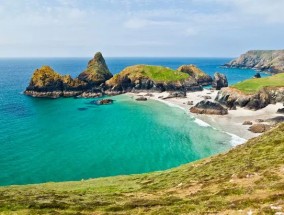 英国最受欢迎的度假胜地拥有加勒比海式的海滩和隐蔽的海湾
